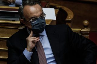Τρίτο κύμα απωλειών 2,1 δισ. ευρώ στο ΑΕΠ