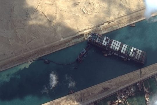 Τιτάνιες προσπάθειες για την αποκόλληση του «Ever Given»