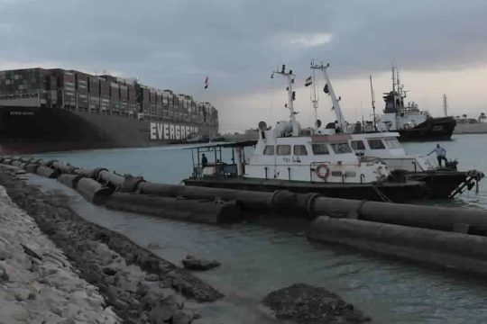16 ελληνικά πλοία εγκλωβισμένα στο Σουέζ