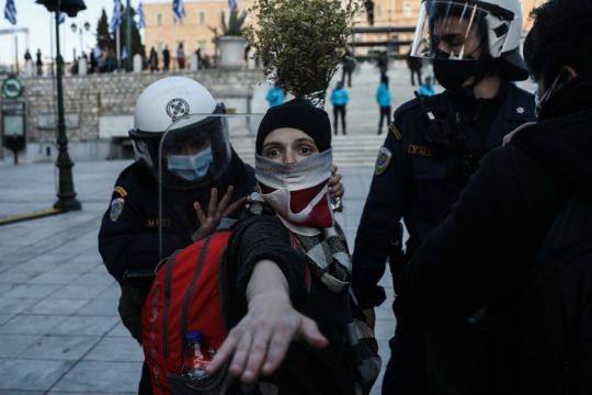 Αστυνομική βία ξανά σε σιωπηρή διαμαρτυρία καλλιτεχνών στο Σύνταγμα