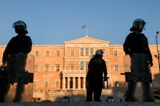 Μπροστά στο σύστημα εξουσίας(1)