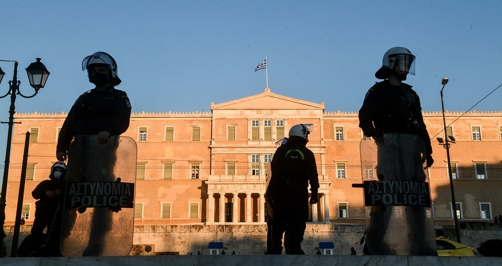 Μπροστά στο σύστημα εξουσίας(1)