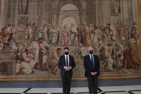 Στη Βουλή η ταπισερί «Η Σχολή των Αθηνών»