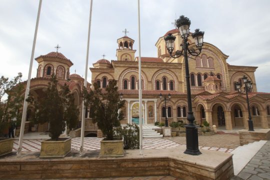 Συνωστισμός πιστών έξω από εκκλησία της Θεσσαλονίκης 