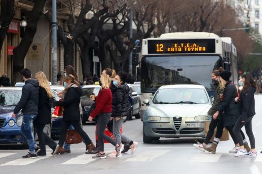«Βράζει» η Αττική, τριψήφια κρούσματα σε Θεσσαλονίκη, Αχαΐα, Λάρισα και Κοζάνη