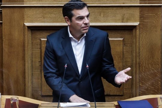 Σφοδρά πυρά Τσίπρα για την πανδημία-Ζήτησε παραίτηση Γεωργιάδη για τα βαφτίσια