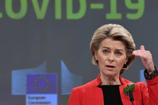 Η Κομισιόν απειλεί την AstraZeneca με απαγόρευση εξαγωγών εμβολίων