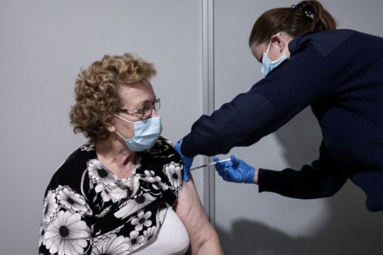 Διευκρινίσεις από το ΕΚΠΑ για τον εμβολιασμό