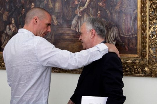 Γενικευμένη πολιτική «σύρραξη» μετά τις δηλώσεις Βαρουφάκη κατά Δραγασάκη