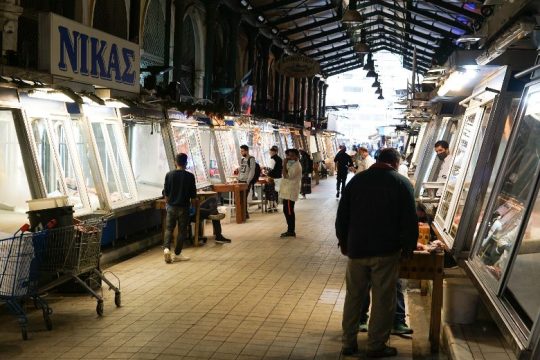 Έσβησαν τα φώτα στη «Βαρβάκειο» σε ένδειξη διαμαρτυρίας για τα μέτρα