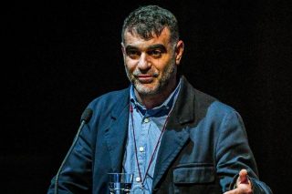 Μήνυση κατά Βαξεβάνη επειδή… τήρησε τον νόμο