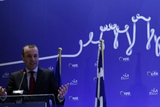 Υπέρ του ιταλικού μπλόκου στα εμβόλια της AstraZeneca o Μάνφρεντ Βέμπερ