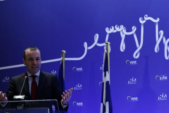 Υπέρ του ιταλικού μπλόκου στα εμβόλια της AstraZeneca o Μάνφρεντ Βέμπερ