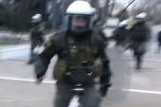 Τραγική μονταζιέρα και στον ΣΚΑΪ με βίντεο δημοσιογράφου από την εκκένωση του ΑΠΘ