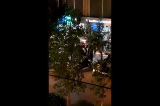 Ντοκουμέντο: Άγριος ξυλοδαρμός από αστυνομικούς έξω από κατάστημα, μετά την ένταση στη Ν. Σμύρνη