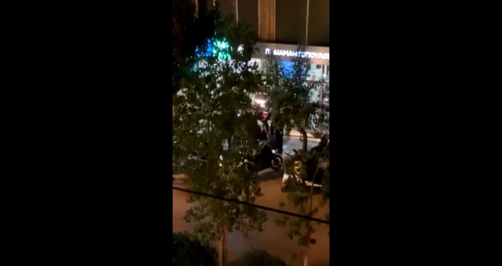 Ντοκουμέντο: Άγριος ξυλοδαρμός από αστυνομικούς έξω από κατάστημα, μετά την ένταση στη Ν. Σμύρνη