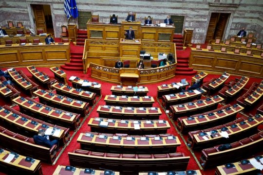Με τις ψήφους της Ν.Δ. πέρασε το «διάτρητο» ν/σ για τις δημόσιες συμβάσεις
