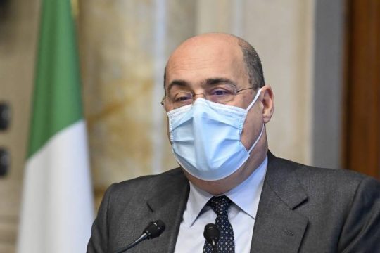 Ιταλία: Παραιτήθηκε ο επικεφαλής των Δημοκρατικών καταγγέλλοντας εσωκομματικά μαχαιρώματα