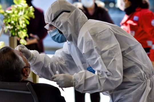 Στα 1.718 τα νέα κρούσματα-Άλλοι 52 νεκροί, σταθερά ψηλά οι διασωληνωμένοι