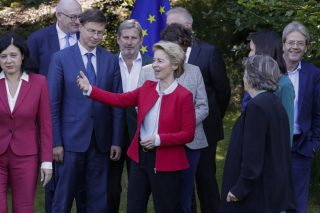 Κομισιόν: Προβλήματα στην αποτελεσματικότητα της Δικαιοσύνης, θέμα με τη διαφάνεια ιδιοκτησίας ΜΜΕ