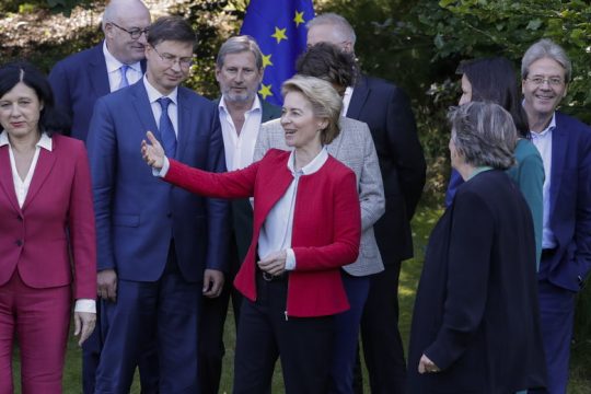 Κομισιόν: Προβλήματα στην αποτελεσματικότητα της Δικαιοσύνης, θέμα με τη διαφάνεια ιδιοκτησίας ΜΜΕ