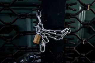 Διασωληνωμένη η οικονομία, οι μικροί σε απόγνωση