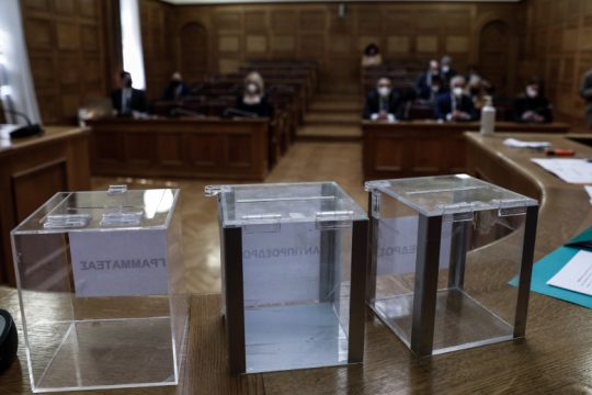 Οταν η νομιμότητα διώκεται…