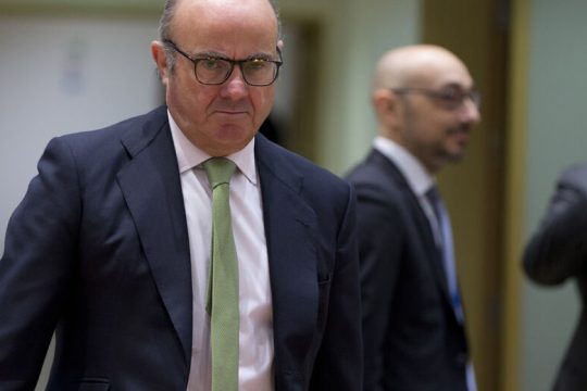 Ντε Γκίντος: Η ευρωπαϊκή οικονομία εξαρτάται από τον εμβολιασμό