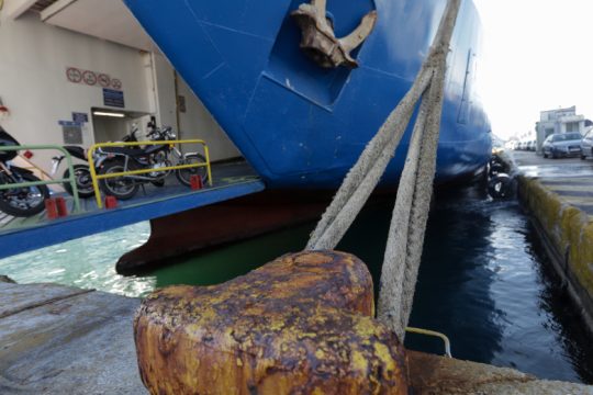 Κρύφτηκε σε βαλίτσα για να φτάσει στον Πειραιά