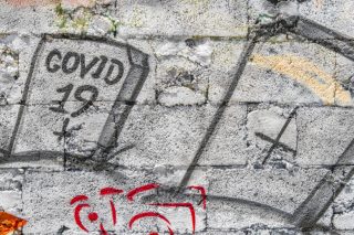 Δίνοντας «γήπεδο» και χρόνο στον ιό