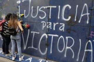 Νεκρή από ασφυξία κάτω από γόνατα αστυνομικών