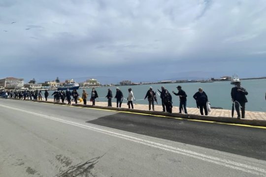 Ανθρώπινη αλυσίδα στη Χίο ενάντια στα σχέδια της κυβέρνησης