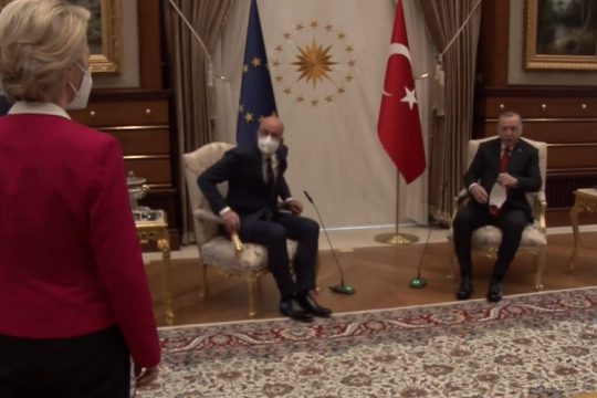 Sofagate: Μπάχαλο πρωτοκόλλων μεταξύ Βρυξελλών και Άγκυρας