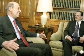 Τα λέει στον Σημίτη για να τα ακούει ο Μητσοτάκης