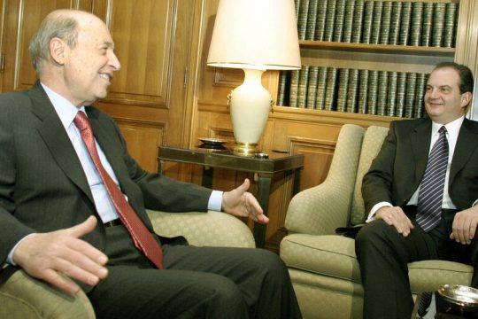 Τα λέει στον Σημίτη για να τα ακούει ο Μητσοτάκης