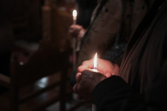 Ανάσταση στις 21:00, στο προαύλιο προτείνει η Εκκλησία