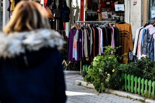 Το εορταστικό ωράριο λειτουργίας των καταστημάτων