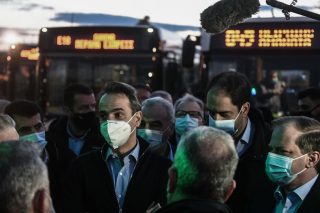 Φιέστα Μητσοτάκη στο αμαξοστάσιο τα χαράματα