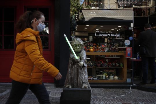 Στα ύψη τα κρούσματα σε Αττική, Θεσσαλονίκη και Λάρισα