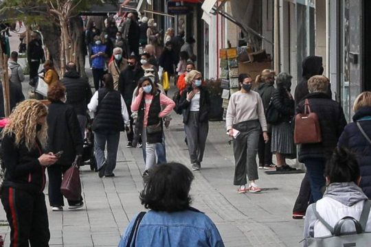Φορτσάρει τo e-shopping, κατέρρευσε η ένδυση τον Φεβρουάριο