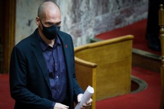 Αρση των περιοριστικών μέτρων προτείνει ο Βαρουφάκης