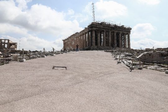 Ν. Ηλιόπουλος: Ύβρις η επιγραφή με το όνομα της Μενδώνη στην Ακρόπολη