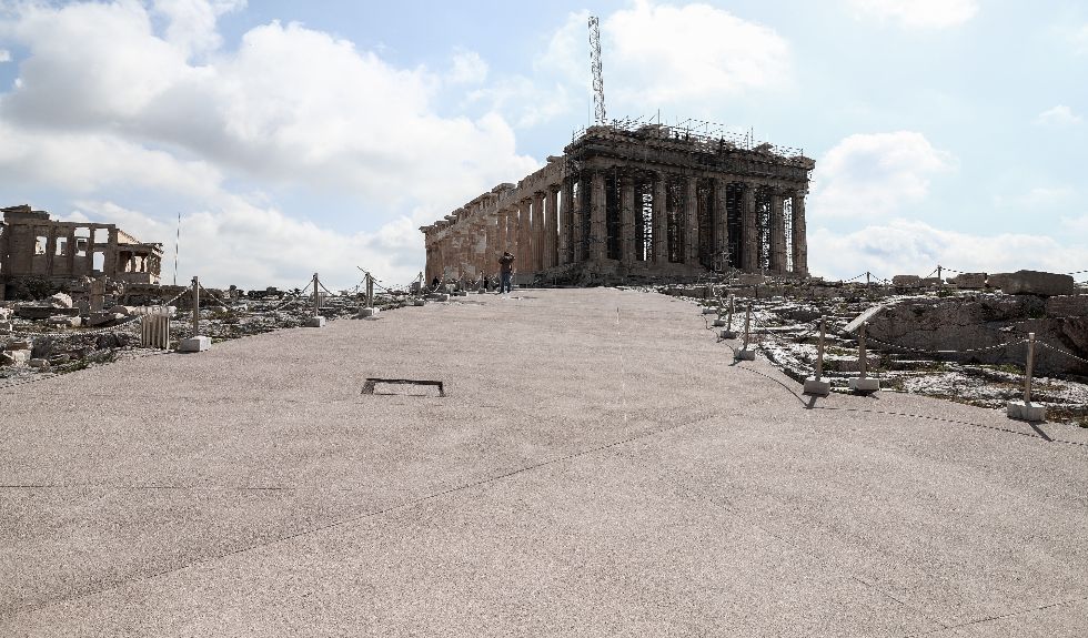 Ν. Ηλιόπουλος: Ύβρις η επιγραφή με το όνομα της Μενδώνη στην Ακρόπολη