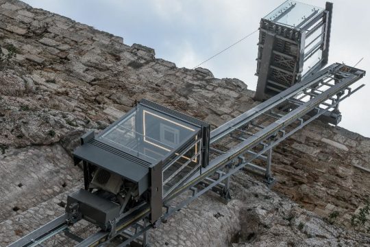 Απάντηση εν αμαρτίαις από το ΥΠΠΟΑ για τις πινακίδες στην Ακρόπολη