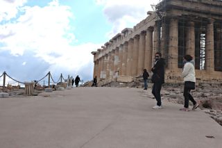 Το τσιμέντο μετέτρεψε την Ακρόπολη σε πασαρέλα