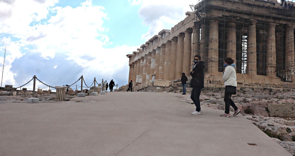 Το τσιμέντο μετέτρεψε την Ακρόπολη σε πασαρέλα