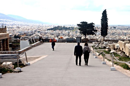 Στη βουλή φέρνει ο ΣΥΡΙΖΑ την «πινακίδα Μενδώνη» στην Ακρόπολη