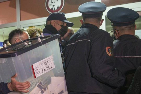 Συνεχίζεται η καταμέτρηση στην Αλβανία, σαφές προβάδισμα στον Ράμα