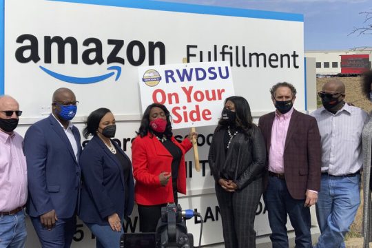 Γιατί έμειναν χωρίς σωματείο στην Amazon