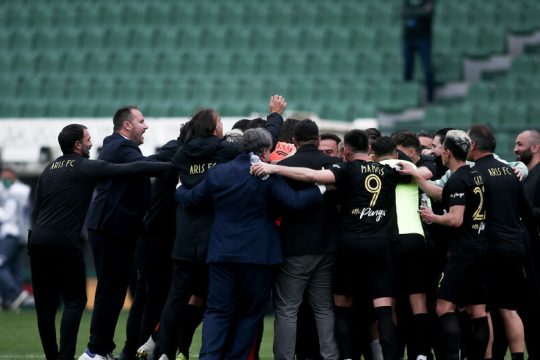 Ζητά πλέον αποδείξεις ανωτερότητας